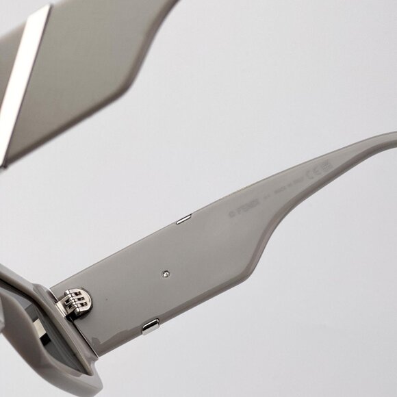 Fendi DIAGONAL Sunglasses – Grey Rectangle Frame Grey Mirror |Model FE40131I 20C - Picture 7 of 9